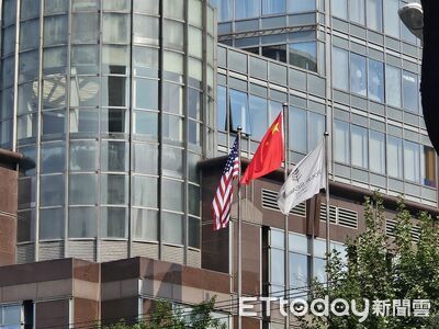 直擊／川普飛行中　下榻北京加國品牌飯店「改掛美國國旗」！