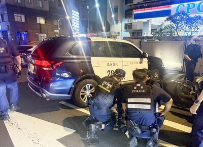 桃園雙載機車拒檢闖紅燈、逆向逃逸!警網圍捕搜出毒品+刀械