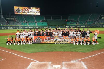 統一獅隊史2000勝達陣！中職史上首見壯舉　2比1力退味全龍