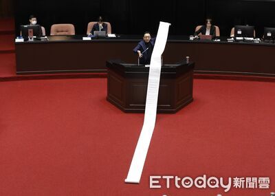 葛如鈞拿16公尺清單轟賴政府政見跳票　行政院列舉實績反嗆