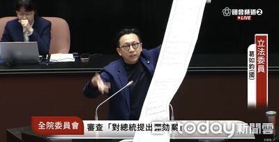 手持16公尺政見清單開轟 葛如鈞轟賴清德跳票率高達99%
