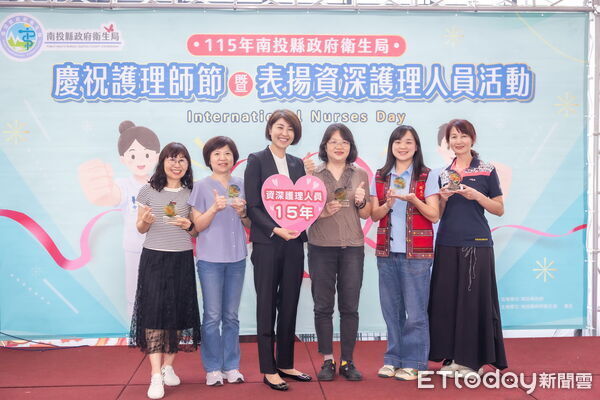 ▲白衣天使齊聚半山夢工廠歡慶護師節，縣府表揚資深護理人員。（圖／南投縣政府提供）