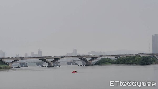 ▲為救人失蹤的李姓男大生失蹤第34小時，現場正在下雨，消防人員利用雨勢較小空檔使用無人機在岸邊搜尋。（圖／記者黃彥傑攝）