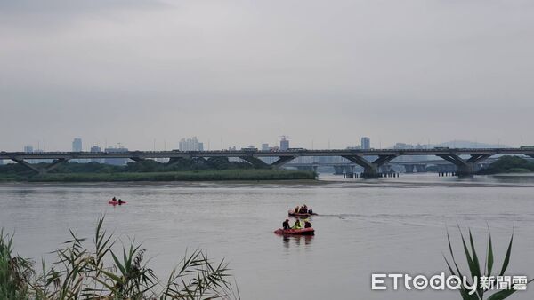 ▲為救人失蹤的李姓男大生失蹤第34小時，現場正在下雨，消防人員利用雨勢較小空檔使用無人機在岸邊搜尋。（圖／記者黃彥傑攝）