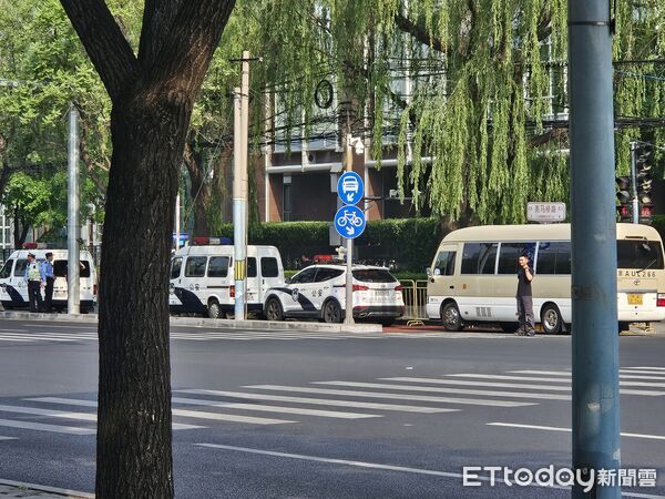 ▲▼北京四季酒店附近維安嚴密。（圖／記者陳冠宇攝）