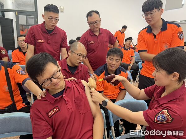 ▲台南市政府消防局第七救災救護大隊辦理救護技術員EMTII複訓課程，強化第一線緊急救護能力。（記者林東良翻攝，下同）