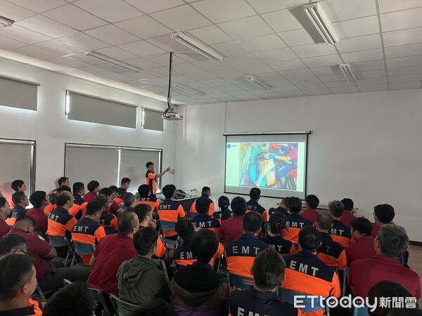 ▲台南市政府消防局第七救災救護大隊辦理救護技術員EMTII複訓課程，強化第一線緊急救護能力。（記者林東良翻攝，下同）