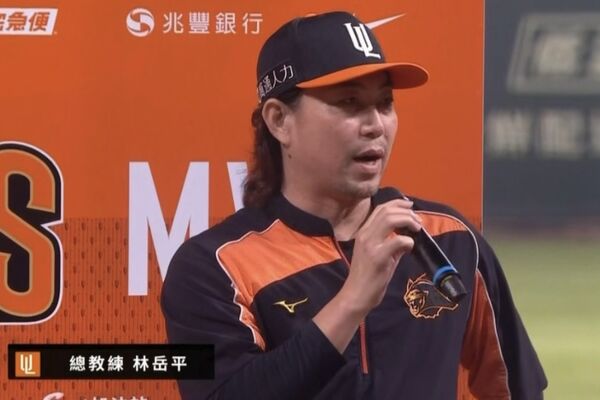 ▲統一獅擊敗味全龍，達成隊史2000勝里程碑，林岳平賽後感謝所有「統一人」一路努力。（圖／截自CPBL.TV）