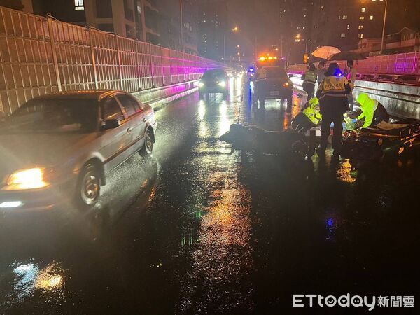 ▲21歲男騎士騎白牌機車誤闖台64發生嚴重事故，一度失去生命跡象，送醫後救回。（圖／記者陸運陞翻攝）