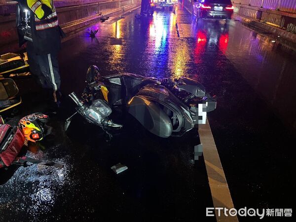 ▲21歲男騎士騎白牌機車誤闖台64發生嚴重事故，一度失去生命跡象，送醫後救回。（圖／記者陸運陞翻攝）