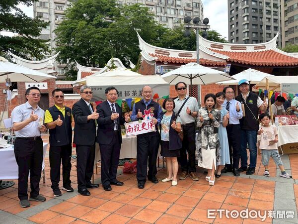 ▲▼代理檢察總長徐錫祥(左四)等與會長官來賓皆更保南投分會職人市集攤位試吃商品展現。（圖／臺灣更生保護會提供）