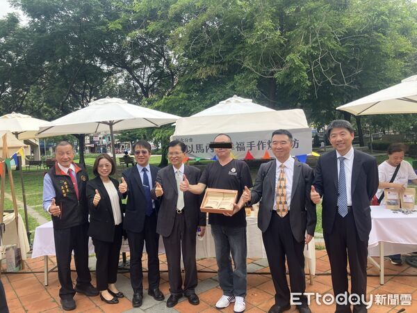 ▲▼台中高分檢檢察長林錦村（中），為「以馬內利幸福手作烘焙坊」比讚!（圖／臺灣更生保護會提供）