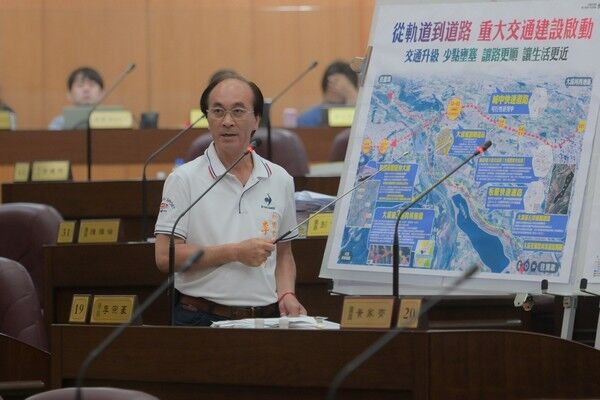 ▲李柏坊勾勒大溪交通新路網