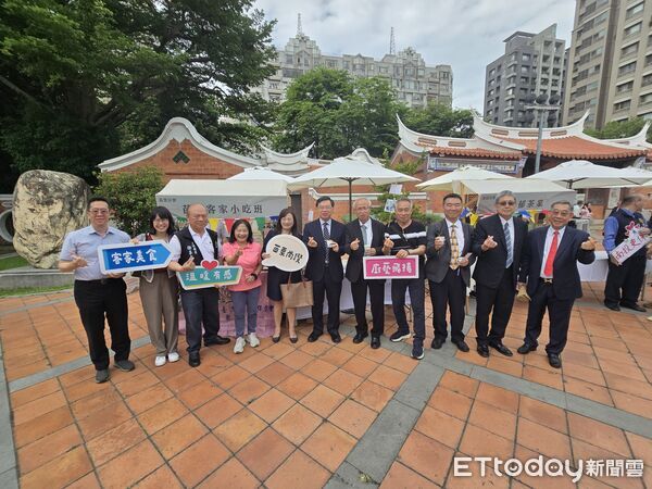 ▲▼最高檢察署代理檢察總長徐錫祥（中）及更保董事長張斗輝（右5），對苗栗分會的客家美食讚不絕口。（圖／臺灣更生保護會提供）