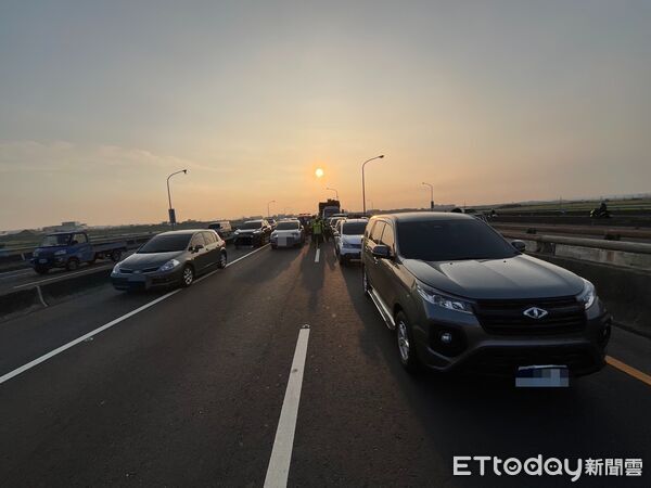 ▲▼台88萬丹路段7車連環大追撞　一度全線癱瘓。（圖／記者陳崑福翻攝）
