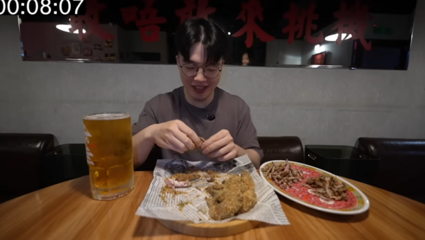 [新聞] 吃貨豪豪挑戰啃30隻雞翅遭刁難？ - 八卦 - PTT.BEST 批踢踢爆文