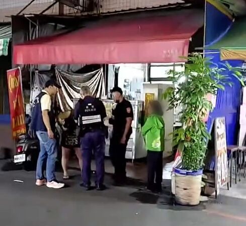 ▲台南市永康區南台街一間越南小吃店，14日晚間傳出持刀糾紛，警方獲報後到場採證調查。（民眾提供，下同）