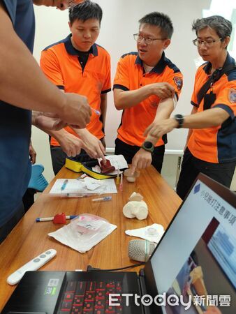 ▲台南市政府消防局第三大隊辦理救護技術員複訓，強化第一線救護人員到院前緊急醫療處置能力。（記者林東良翻攝，下同）