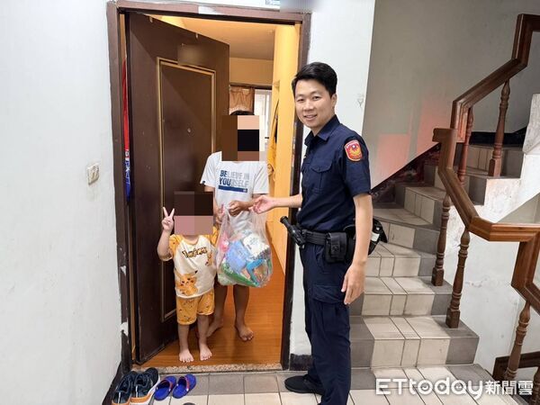 ▲台中員警贈送物資，讓母子倆得以喘口氣。（圖／警方提供）