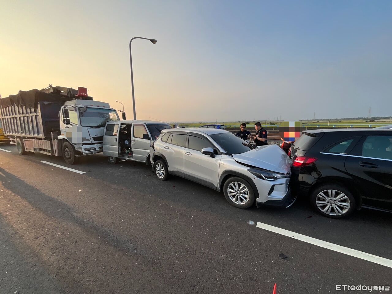 台88萬丹路段7車連環大追撞 一度全線癱瘓