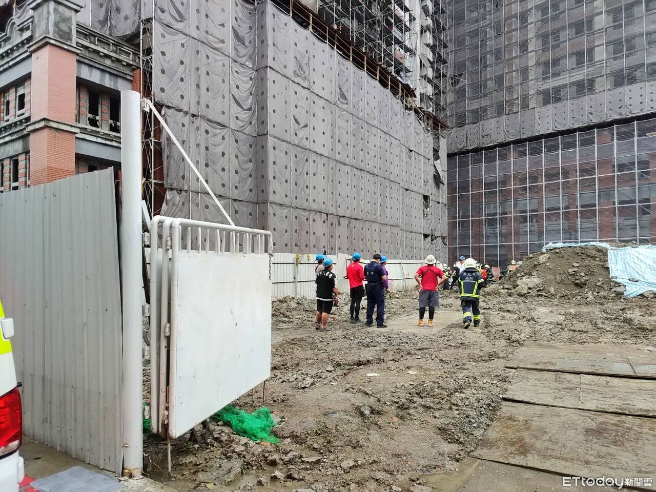快訊/新莊工地鷹架倒塌 1樓工人遭砸送醫不治