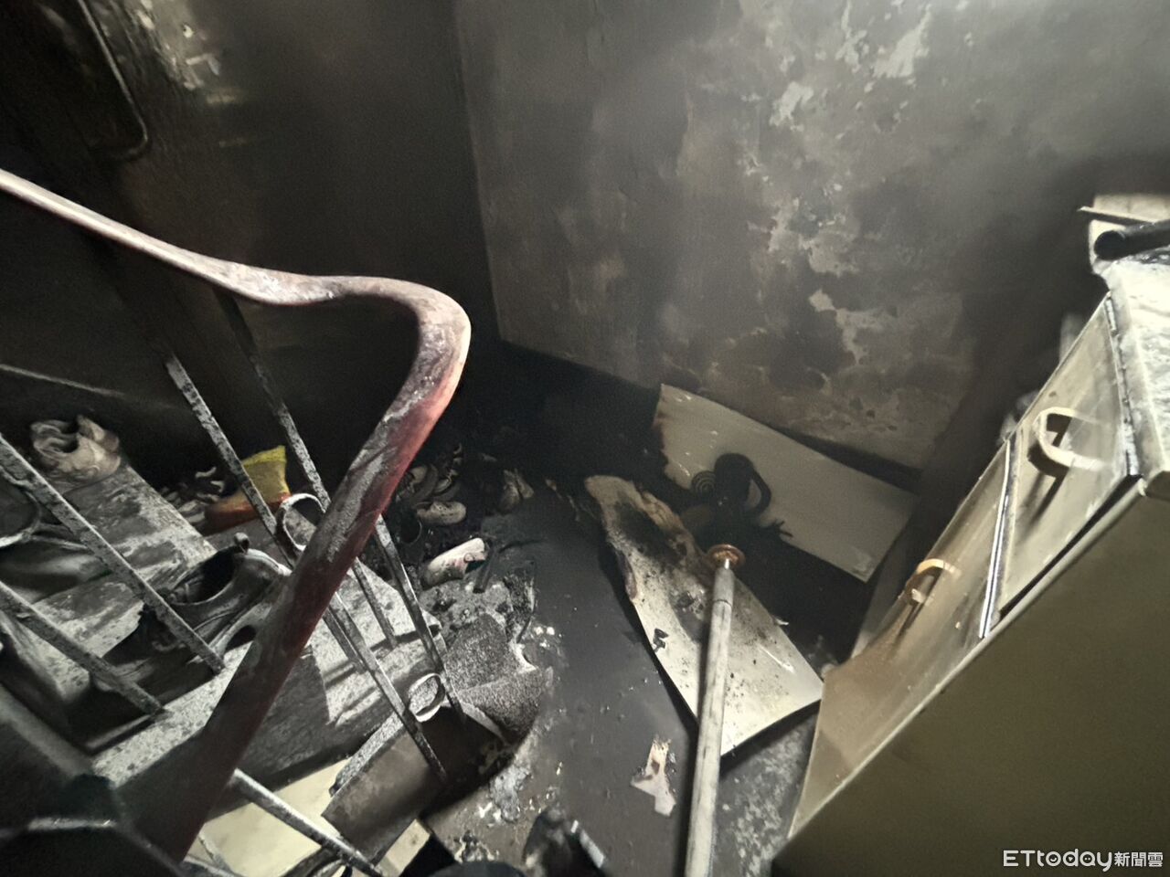 蚊香未熄引燃雜物!基隆集合住宅樓梯間竄濃煙 住戶驚慌逃出