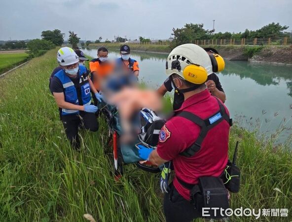 ▲消防人員將29歲鄒姓女子救起時，女子已呈OHCA狀態，現場急救後送往柳營奇美醫院搶救仍宣告不治 。（民眾提供）