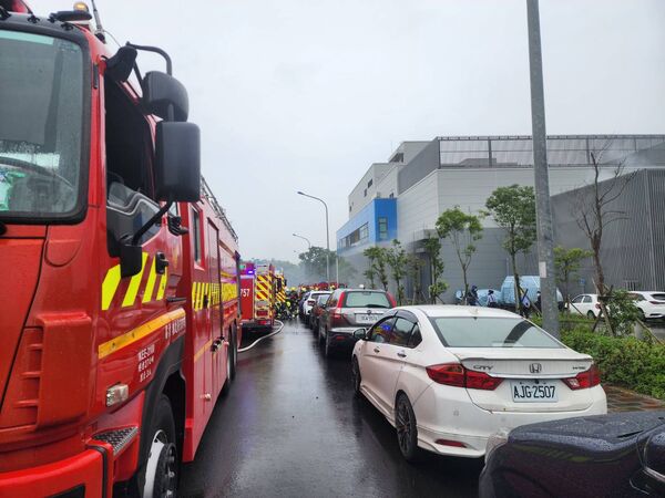 ▲經濟部所屬的「國家儲能系統檢測中心」下午傳出火警，濃煙竄出，救災人員正設備排煙，所幸未傳出人員傷亡。（圖／記者楊永盛翻攝）