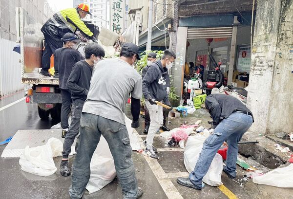 ▲桃園市桃園區南華街住宅囤積雜物案，環管處人員強制清除。（圖／市府民政局提供）