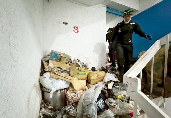 ▲桃園市桃園區南華街住宅囤積雜物案，甚至包括樓梯間等逃生通道堆放大量囤積物。（圖／市府民政局提供）