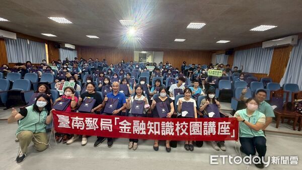 ▲台南郵局邱世賢局長率團隊前往新營高中，透過生動活潑的校園講座向學子宣導數位金融與理財知識。（記者林東良翻攝，下同）