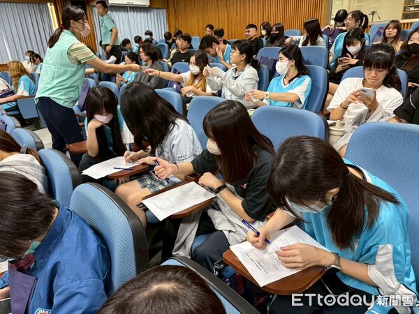 ▲台南郵局邱世賢局長率團隊前往新營高中，透過生動活潑的校園講座向學子宣導數位金融與理財知識。（記者林東良翻攝，下同）