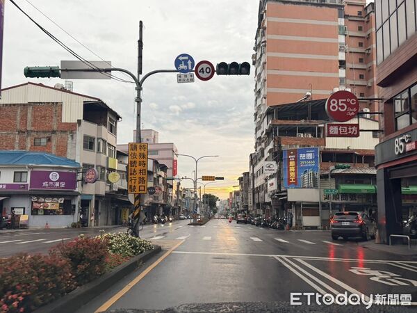 ▲▼南投雷雨害逾10萬戶大停電「摸黑吃飯」　台電緊急搶修。（圖／熱心民眾張家綸提供）