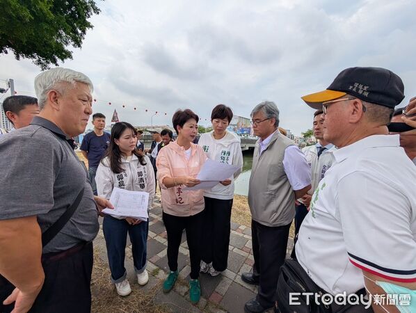 ▲立法委員陳亭妃邀集台電、台南市政府及地方民代、里長會勘山海圳綠道沿線電纜地下化需求。（記者林東良翻攝，下同）