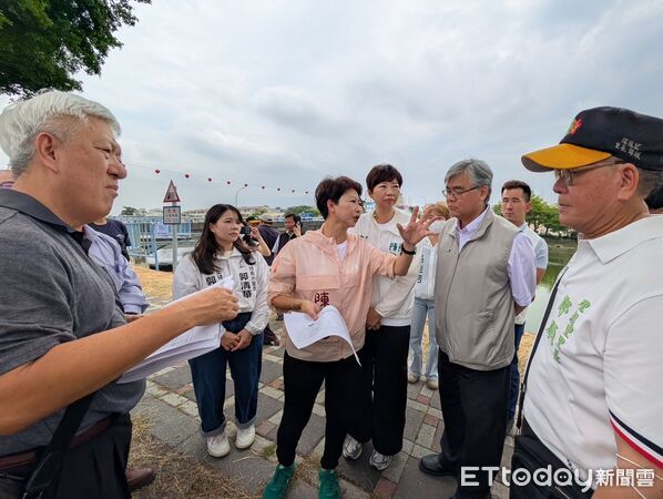 ▲立法委員陳亭妃邀集台電、台南市政府及地方民代、里長會勘山海圳綠道沿線電纜地下化需求。（記者林東良翻攝，下同）