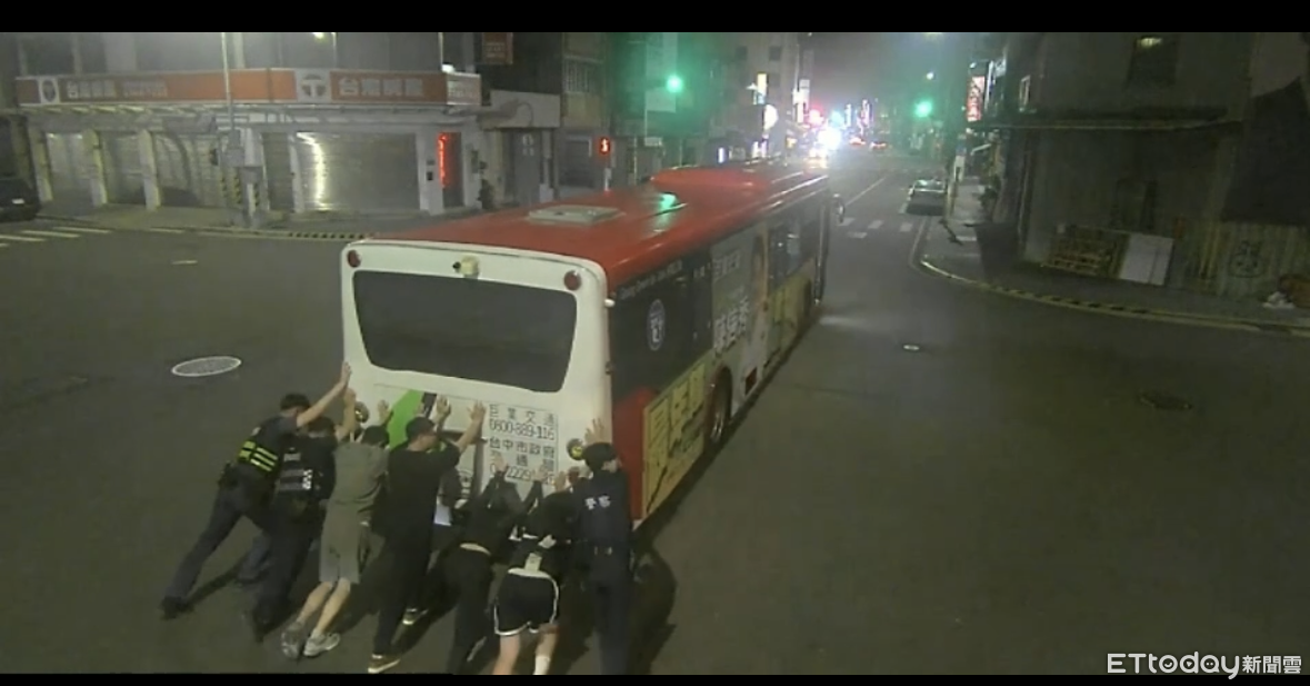 電動公車深夜沒電卡路中!4警徒手推巨獸...一旁吃魯味也出手了