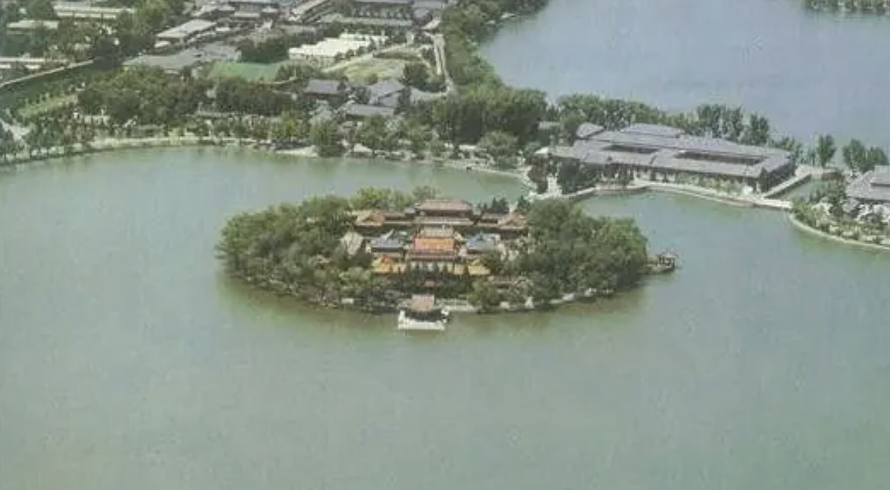 ▲北京中南海內的人工島嶼「瀛台」。（圖／翻攝百度百科）