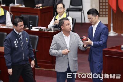 蔣萬安年底對決沈伯洋 民眾黨送「黑熊噴霧」籲勤於市政