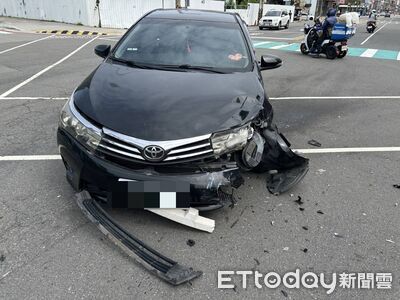 看考場遇車禍「左轉撞機車」騎士噴飛衝進超商　玻璃破大洞畫面曝