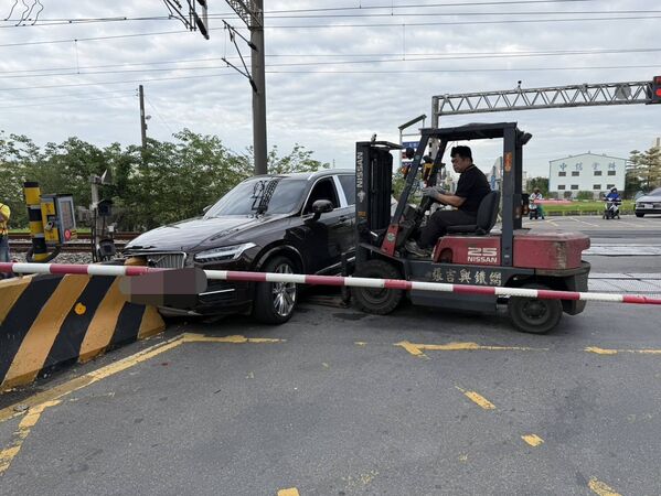 ▲一名80歲男駕駛疑因低血糖發作自撞平交道護欄。（圖／警方提供）