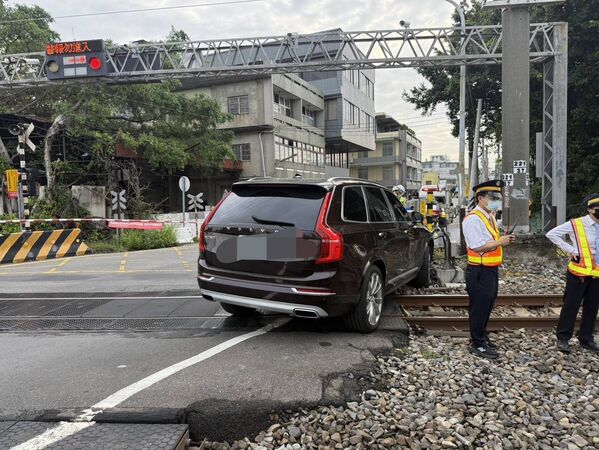 ▲一名80歲男駕駛疑因低血糖發作自撞平交道護欄。（圖／警方提供）