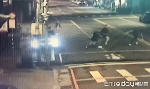 ▲雙方因誤拿衣物賠償問題，引發糾紛當街大打出手警方20分鐘逮人。（圖／記者陸運陞翻攝）