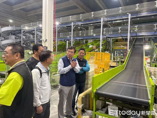 ▲▼中華郵政董事長王國材日前視察A7郵件延遲處理情況。（圖／中華郵政提供）