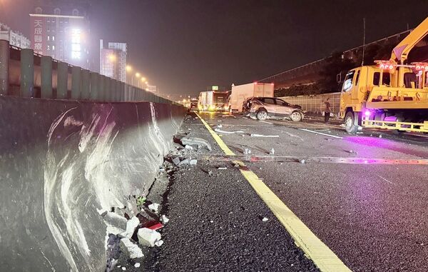 ▲國道1號南向中壢路段昨天深夜發生5車連環撞事故，路肩護欄被撞擊痕跡明顯。（圖／國道一隊提供）