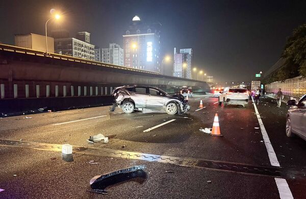 ▲國道1號南向中壢路段昨天深夜發生5車連環撞事故。（圖／國道一隊提供）