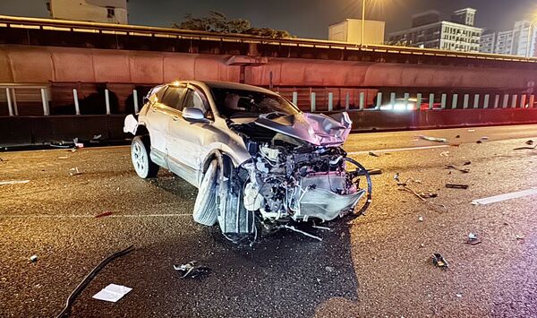 ▲國道1號南向中壢路段昨天深夜發生5車連環撞事故，自小客遭受二次撞擊受損嚴重。（圖／國道一隊提供）