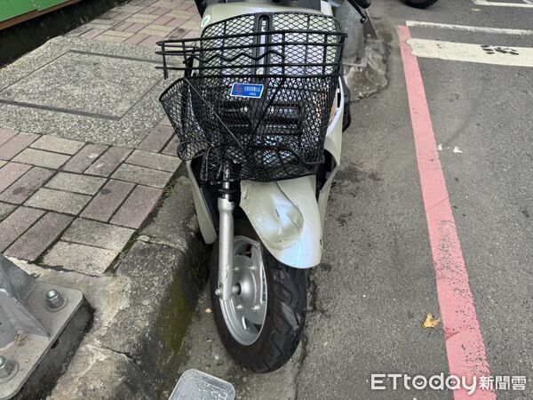 ▲▼監視器拍下蔡婦遭2公車夾擊人車倒地，警方迅速到場將蔡婦送醫，蔡婦受損的機車             。（圖／記者陳以昇翻攝）