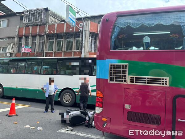 ▲▼監視器拍下蔡婦遭2公車夾擊人車倒地，警方迅速到場將蔡婦送醫，蔡婦受損的機車             。（圖／記者陳以昇翻攝）