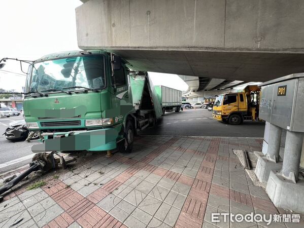 ▲聯結車煞車失靈撞轎車及橋墩，1人受傷。（圖／記者唐詠絮翻攝）