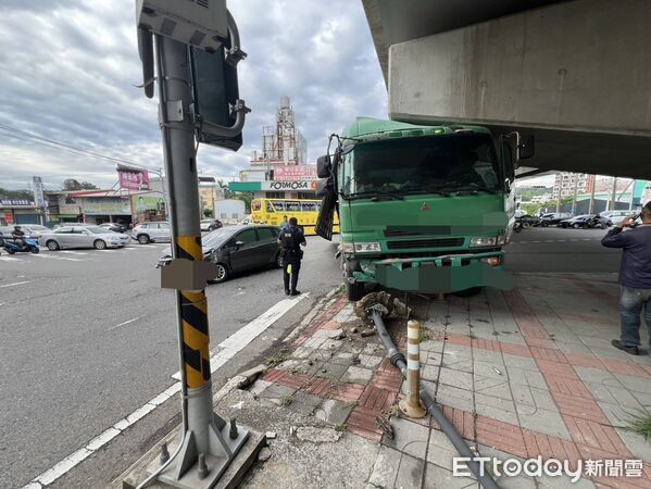 ▲聯結車煞車失靈撞轎車及橋墩，1人受傷。（圖／記者唐詠絮翻攝）
